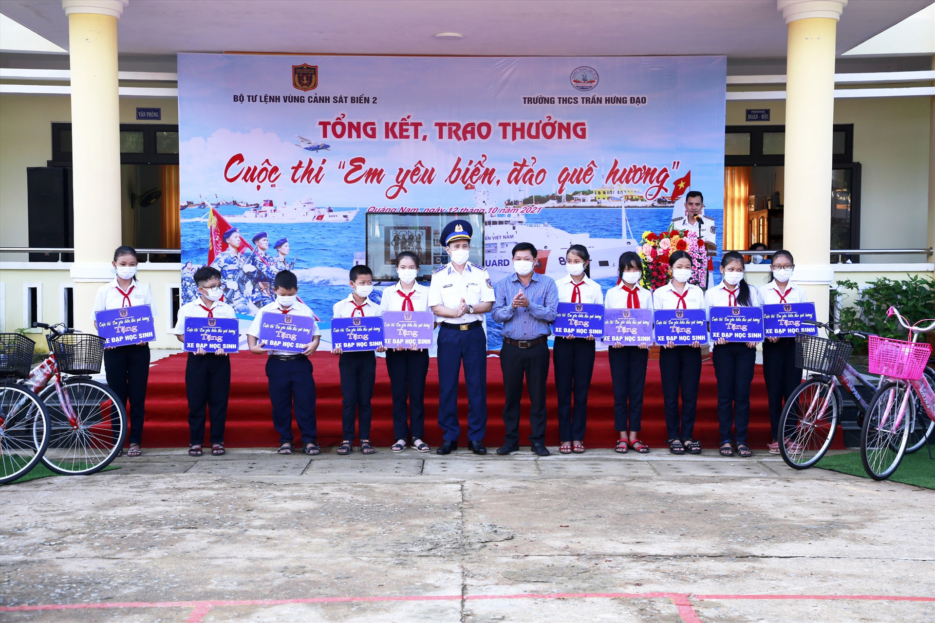 Bộ Tư lệnh Vùng Cảnh sát biển 2 trao 10 xe đạp và 10 suất học bổng hỗ trợ học sinh Trường THCS Trần Hưng Đạo. Ảnh: T.C
