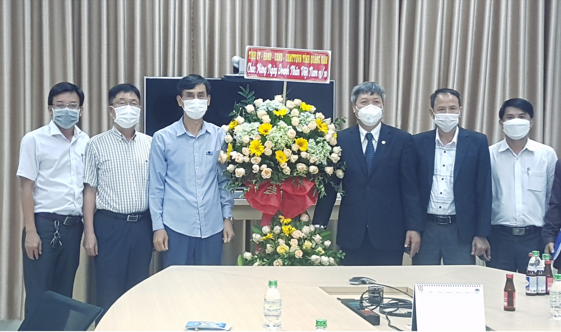 Lãnh đạo tỉnh thăm, tặng hoa chúc mừng tại Công ty TNHH Panko Tam Thăng. Ảnh: D.L