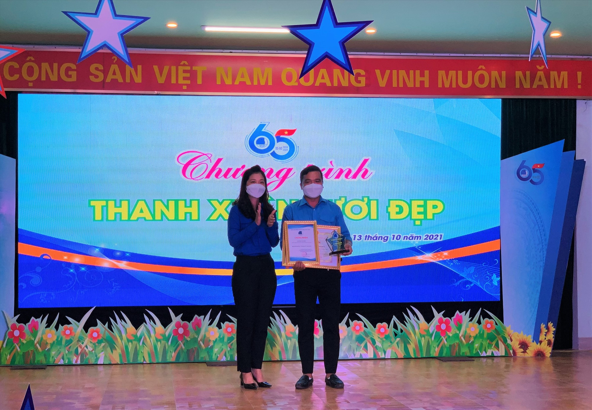 Bí thư Tỉnh đoàn Phạm Thị Thanh trao giải thưởng “15 tháng 10” cho anh Phan Văn Đức. Ảnh: THU VUI
