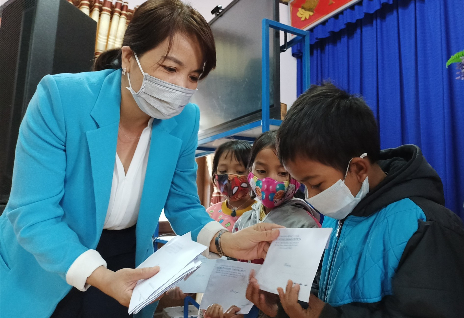 Bà Lưu Thị Bích Ngọc, Phó Giám đốc Sở LĐ-TB và XH tỉnh trao “học bổng” cho các em. Ảnh: ĐH
