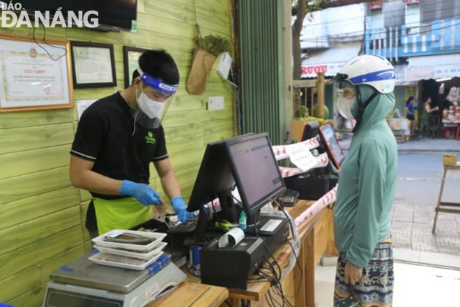 UBND thành phố chỉ đạo dừng, giãn, hủy việc kiểm tra, thanh tra đối với doanh nghiệp, hợp tác xã và hộ kinh doanh. Trong ảnh: Hoạt động kinh doanh của Hợp tác xã thực phẩm nông sản an toàn Thu Bồn. Ảnh: TRIỆU TÙNG