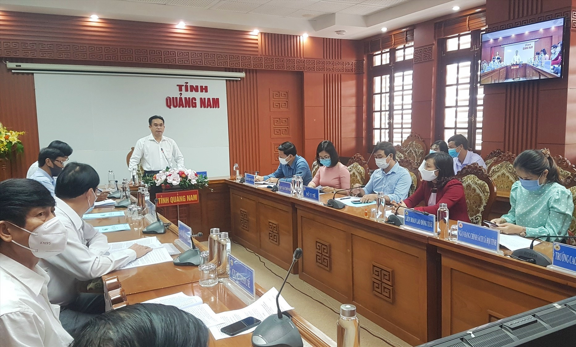 Cuộc họp trực tuyến sáng nay do Phó Chủ tịch UBND tỉnh Trần Anh Tuấn chủ trì. Ảnh: D.L