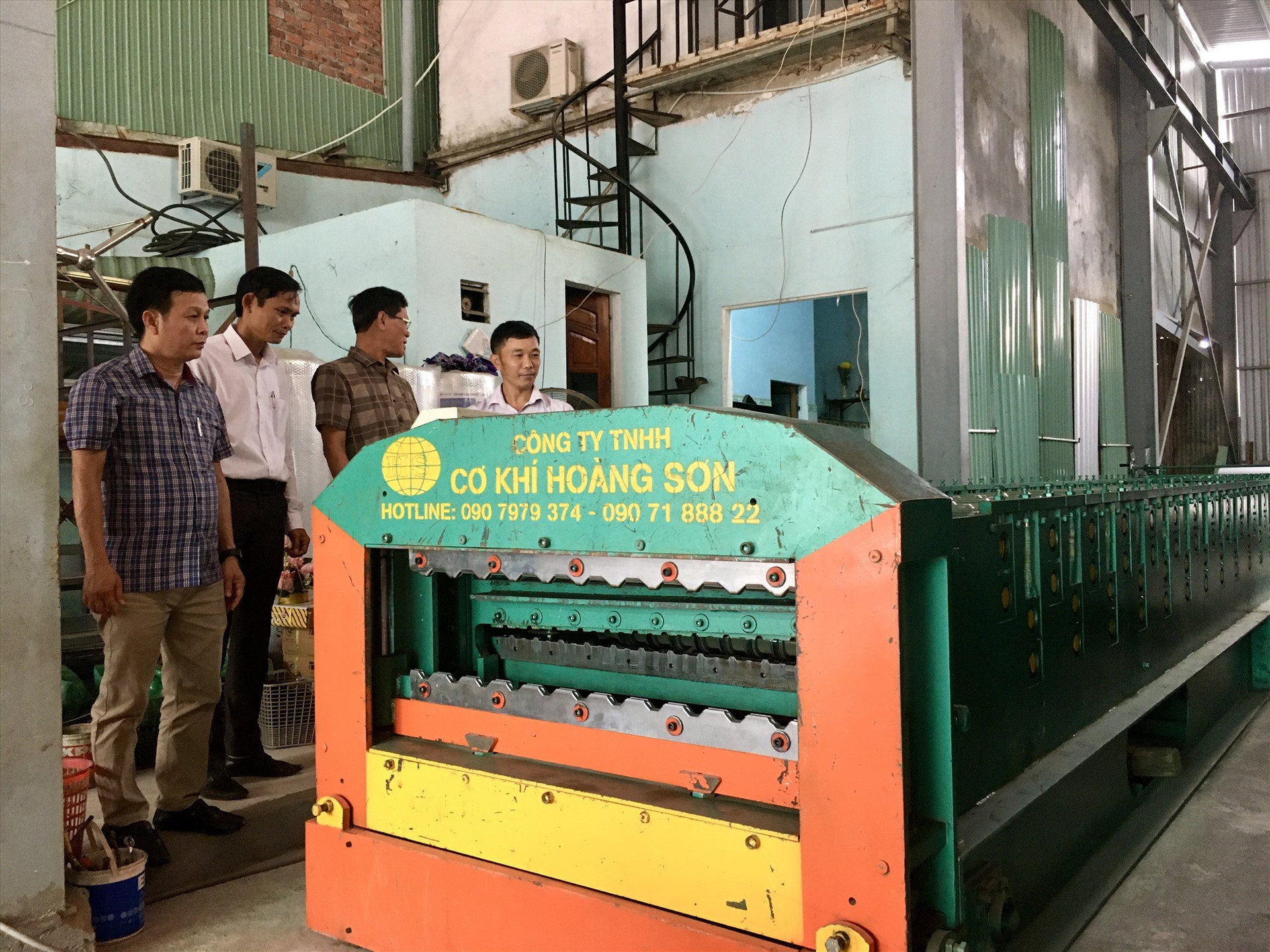 Nghiệm thu máy cán tôn 2 tầng tại cơ sở Lâm Anh Quốc (xã Quế Trung, huyện Nông Sơn). Ảnh: LÊ THÔNG