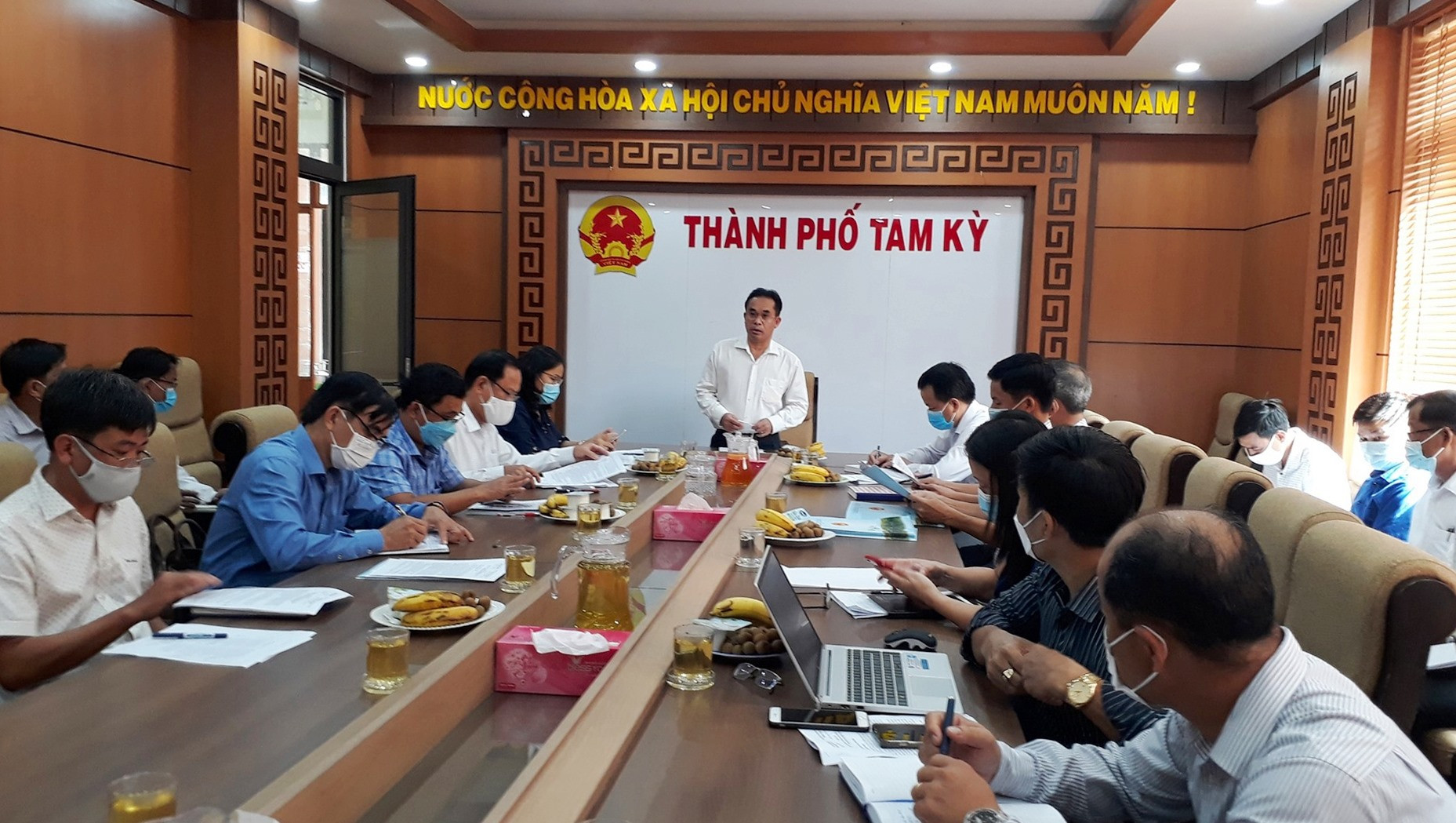 Phó Chủ tịch UBND tỉnh Trần Anh Tuấn đánh giá cao kết quả đạt được trong xây dựng NTM của Tam Kỳ. Ảnh: X.P