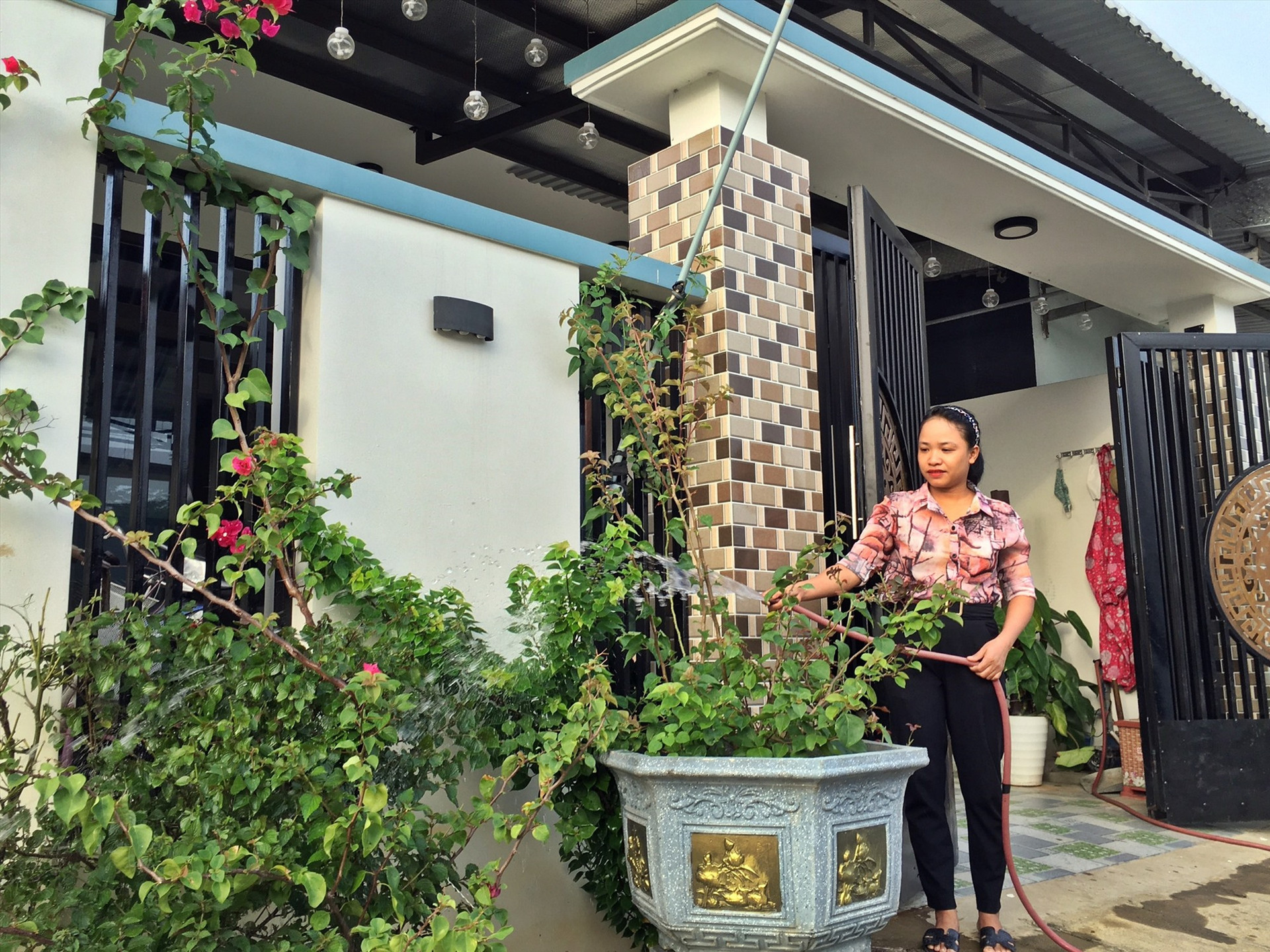 Cô giáo Nguyễn Thị Hồng Vi hạnh phúc vì có được căn nhà mới khang trang từ vốn vay chính sách. Ảnh: Đ.C