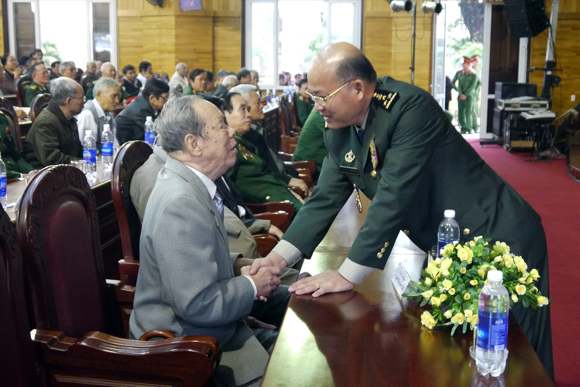 Đại tướng Huốt Chiêng, Phó tư lệnh Lục quân kiêm Tư lệnh Quân khu 1, Quân đội Hoàng gia Campuchia ân cần hỏi thăm Thiếu tướng Phan Thanh Dư (Đà Nẵng, năm 2014).
