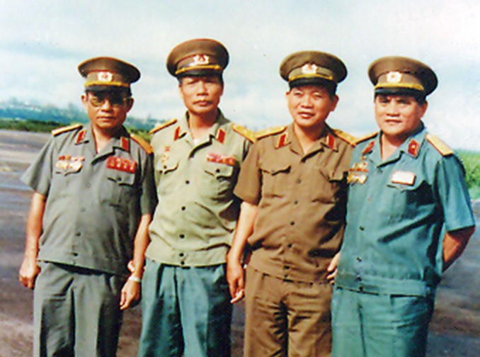 Thiếu tướng Phạm Bân, nguyên Phó Tư lệnh Mặt trận 579 (ngoài cùng bên phải), Trung tướng Phan Hoan (thứ hai từ trái sang) cùng các tướng lĩnh Quân khu 5 ngày quân tình nguyện rút về Pleiku - Gia Lai (12-1988). Ảnh: T.L