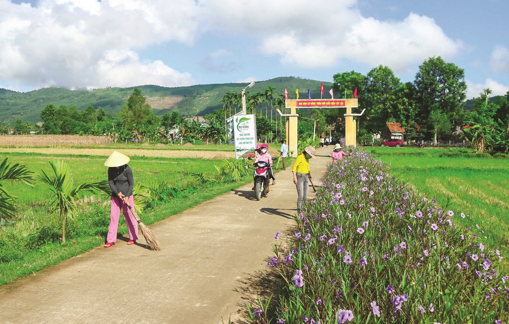 Tuyến đường hoa được hình thành từ sự góp sức của phụ nữ địa phương.