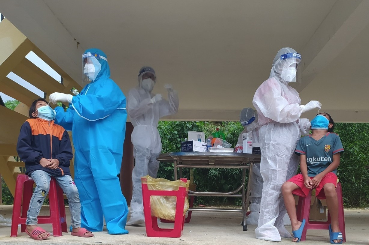 Hiện đội ngũ của CDC Quảng Nam đang phối hợp cùng lực lượng y tế huyện Phước Sơn thần tốc truy vết để kiểm soát dịch bệnh. Ảnh: L.C