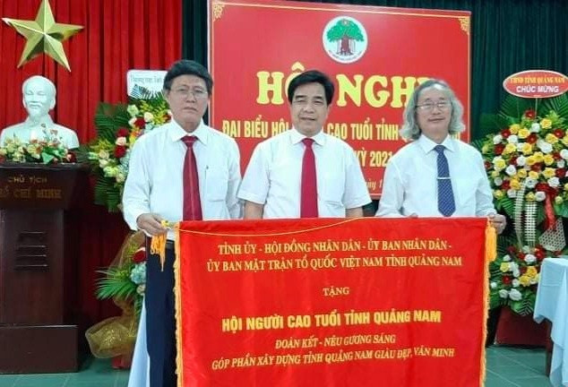 Phó Bí thư Thường trực Tỉnh ủy - Lê Văn Dũng trao tặng bức trướng cho Hội NCT Quảng Nam. Ảnh: H.L