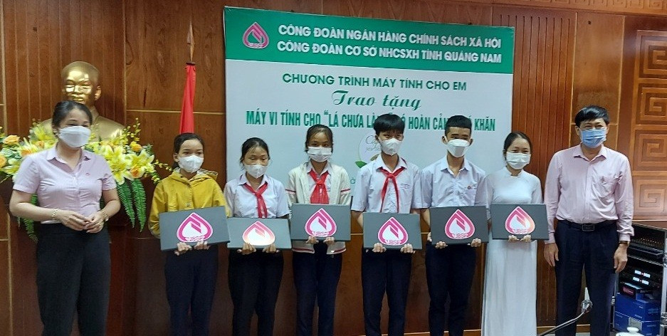Ngân hàng CSXH Quảng Nam trao tặng 6 máy tính đến 6 học sinh có hoàn cảnh đặc biệt khó khăn. Ảnh: Q.VIỆT