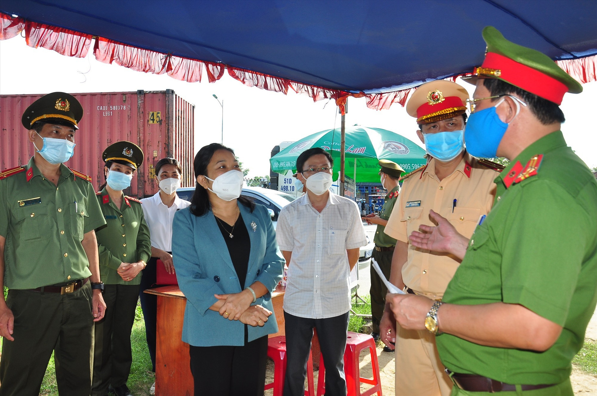 Trưởng ban Dân vận Tỉnh ủy Huỳnh Thị Thùy Dung thăm hỏi, động viên lực lượng làm nhiệm vụ tại các chốt kiểm soát phòng chống dịch bệnh Covid-19. Ảnh: VINH ANH