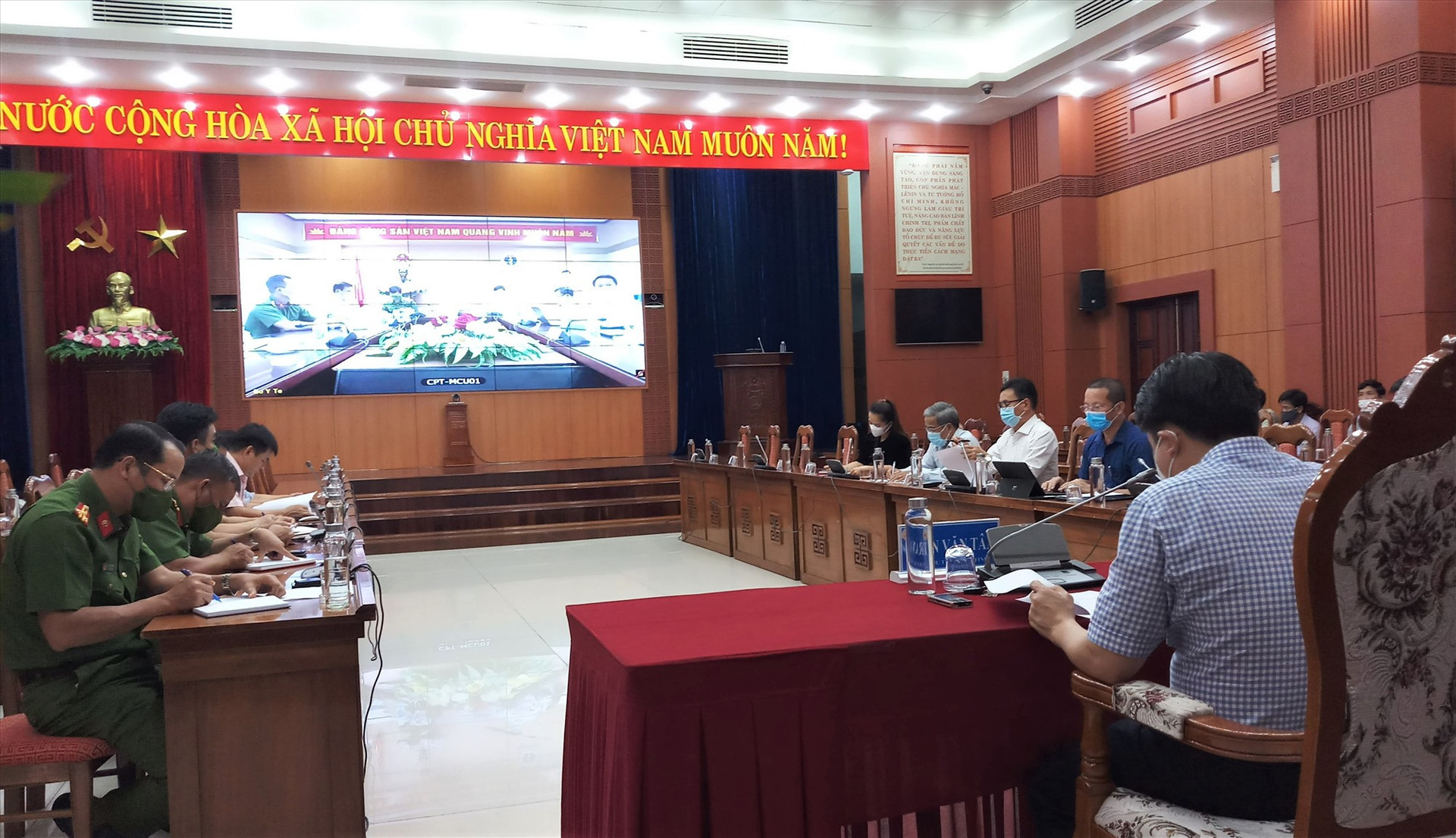 Các đại biểu tham dự hội nghị trực tuyến tại điểm cầu Quảng Nam. Ảnh: A.N