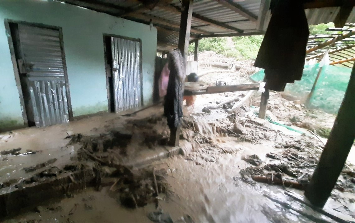 Theo thống kê sơ bộ, tại Tây Giang hiện có khoảng 21 ngôi nhà người dân bị nước lũ tràn vào. Ảnh: CTV