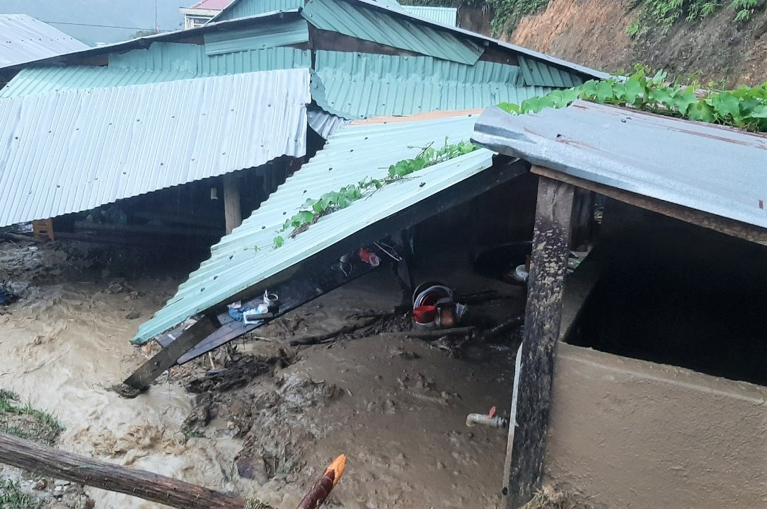 Ngôi nhà của một hộ dân tại xã A Xan bị nước lũ tràn lấp. Ảnh: CTV