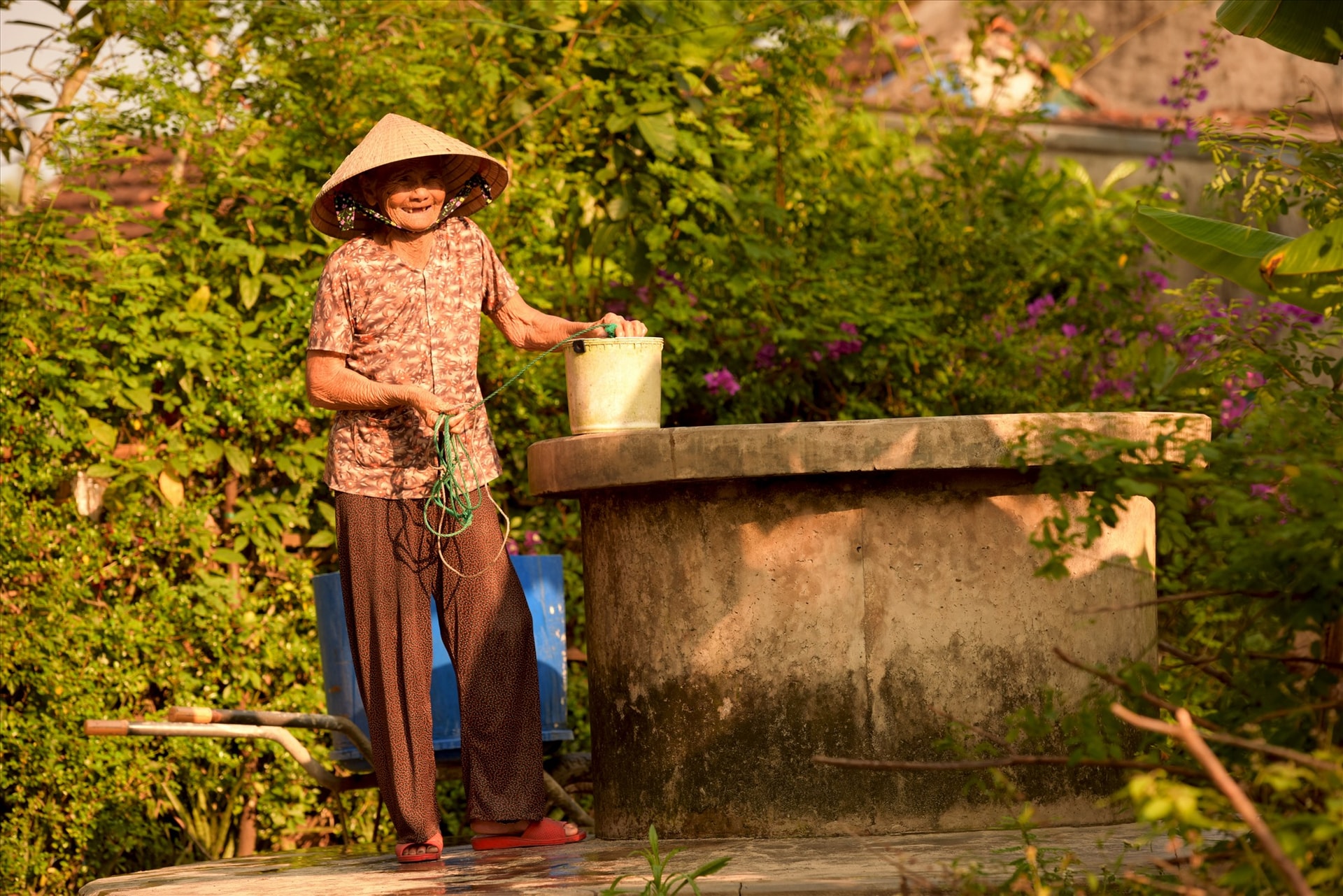 Giếng làng nguồn nước thiêng liêng/Đậm đà hồn cốt của miền quê ta/Trai thanh gái lịch hiền hoà/Cũng từ mạch đất ông cha thuở nào...