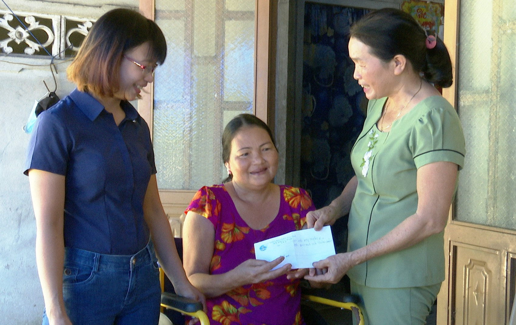 Chị Mai (thứ 3 từ trái sang) cùng với lãnh đạo Hội LHPN xã Tiên Cảnh trao quà cho gia đình gặp khó khăn.