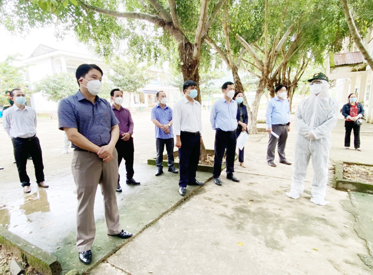 Phó Chủ tịch UBND tỉnh Trần Văn Tân kiểm tra công tác phòng chống dịch tại Phước Sơn. Ảnh: CTV
