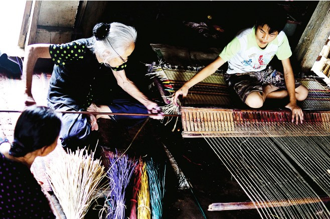 Làng nghề dệt chiếu Bàn Thạch (xã Duy Vinh, Duy Xuyên) đã có từ lâu đời ở xứ Quảng. Ảnh: PHƯƠNG THẢO