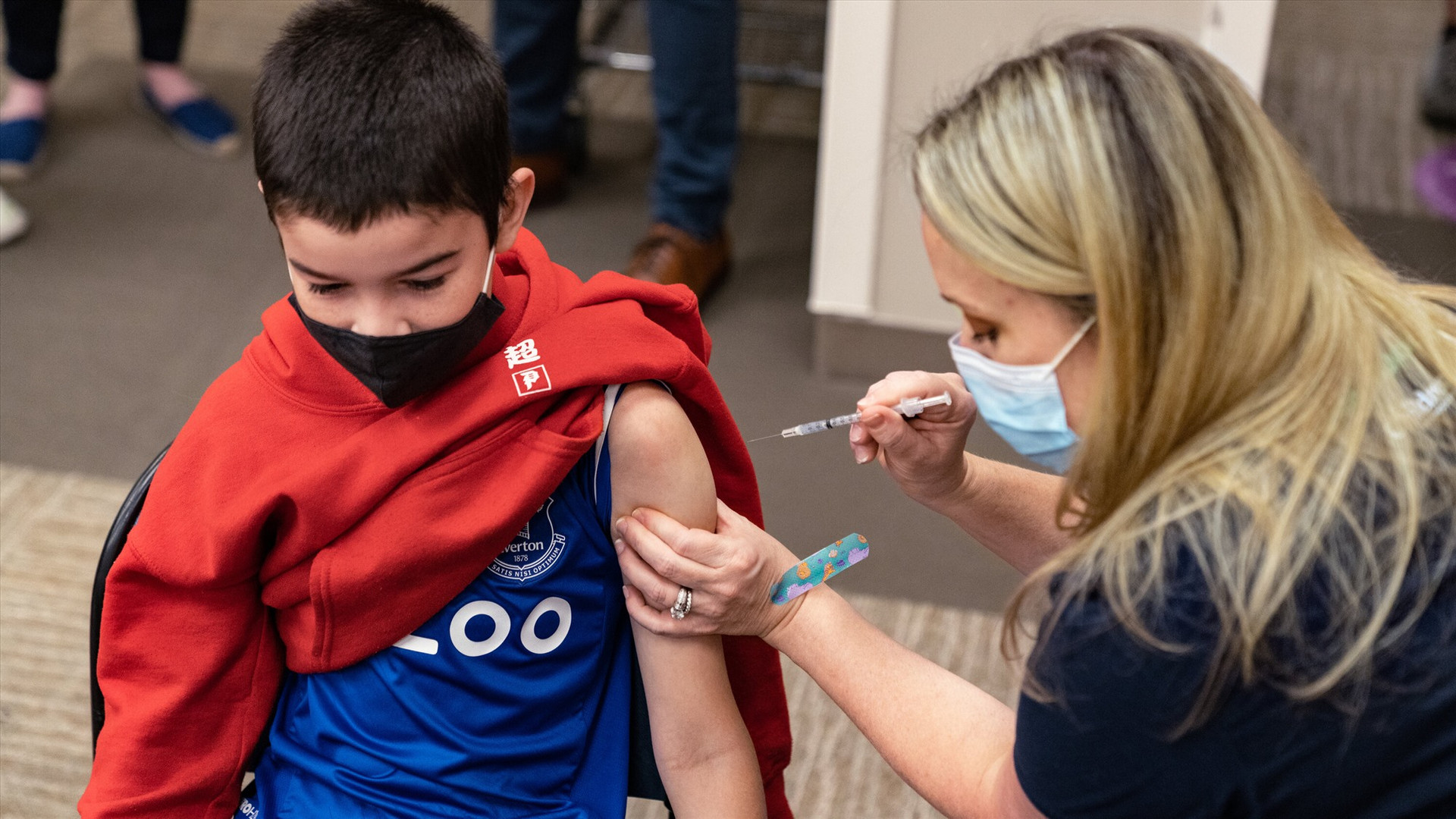 Nhiều nước ghi nhận kết quả tích cực khi tiêm phòng vắc xin Covid-19 cho trẻ em. Anh: New York Time