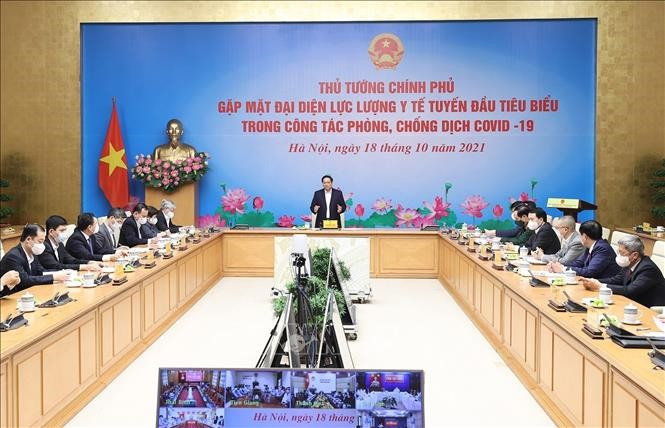 Thủ tướng Phạm Minh Chính động viên các lực lượng y tế tuyến đầu chống dịch. Ảnh: TTXVN