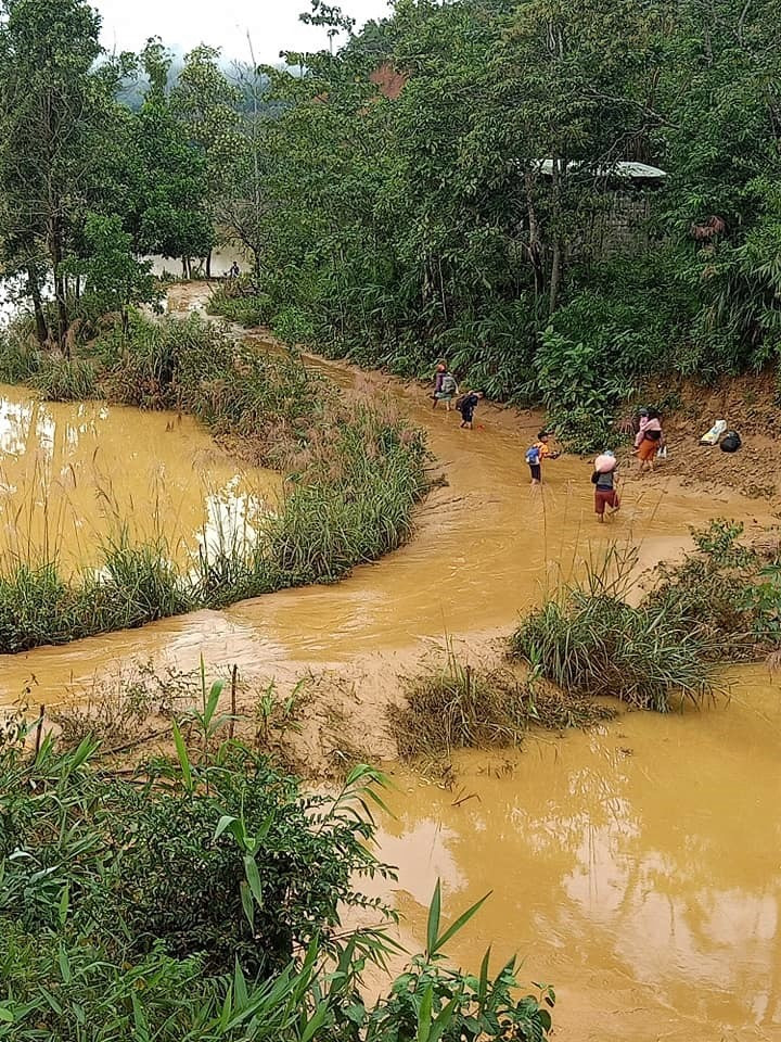 Đường về nhà của người dân thôn Apát (xã A Vương, Tây Giang) nhão nhoẹt bùn đất.
