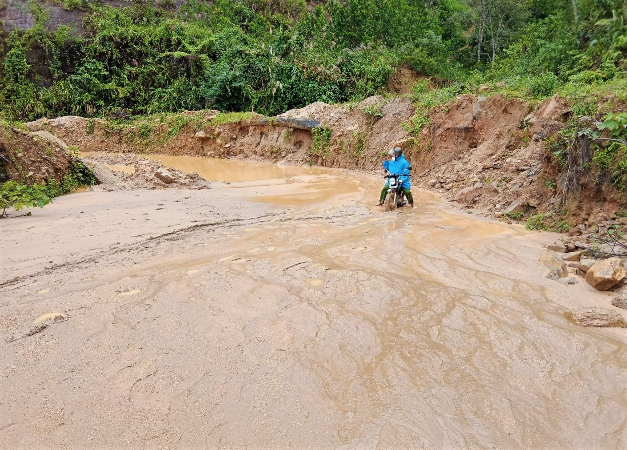 Tình trạng “bùn ngập đường” cũng xuất hiện tại xã Phước Thành (Phước Sơn) khiến việc đi lại của người dân vô cùng vất vả.