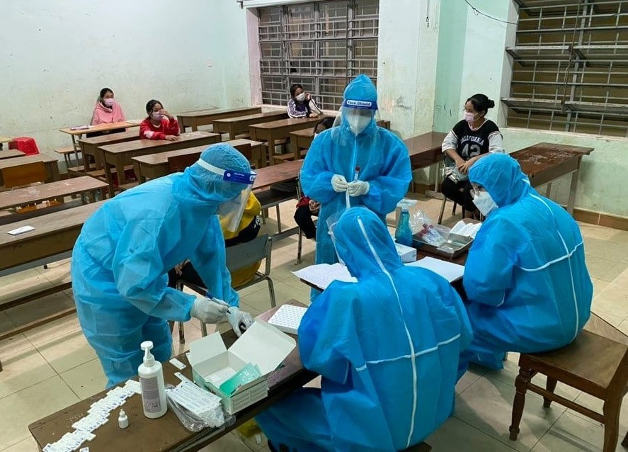 Ngành y tế lấy mẫu xuyên đêm tại trường học ở Phước Lộc. Ảnh: H.V