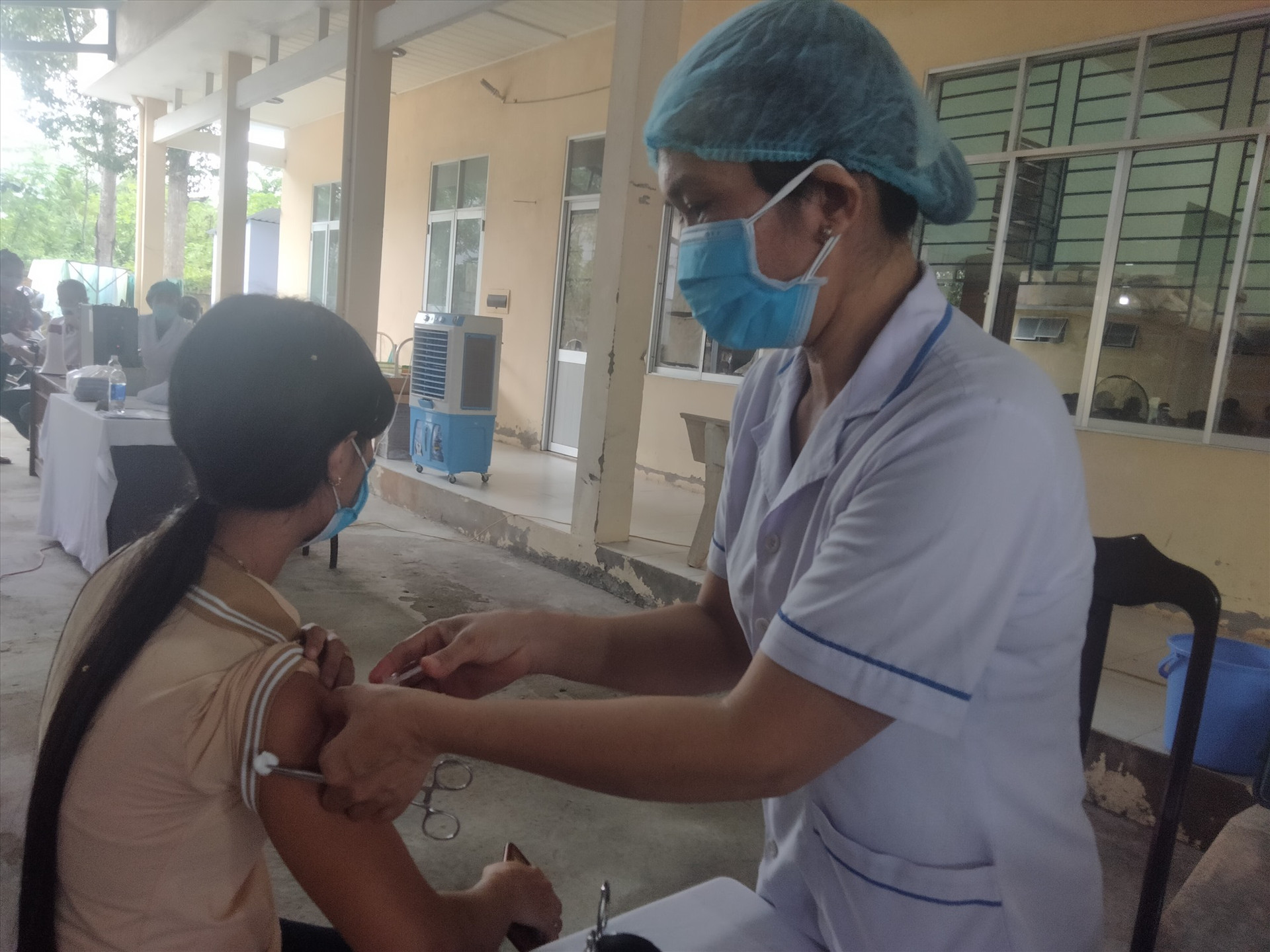 Người dân tiêm vắc xin tại Trung tâm Y tế huyện Thăng Bình