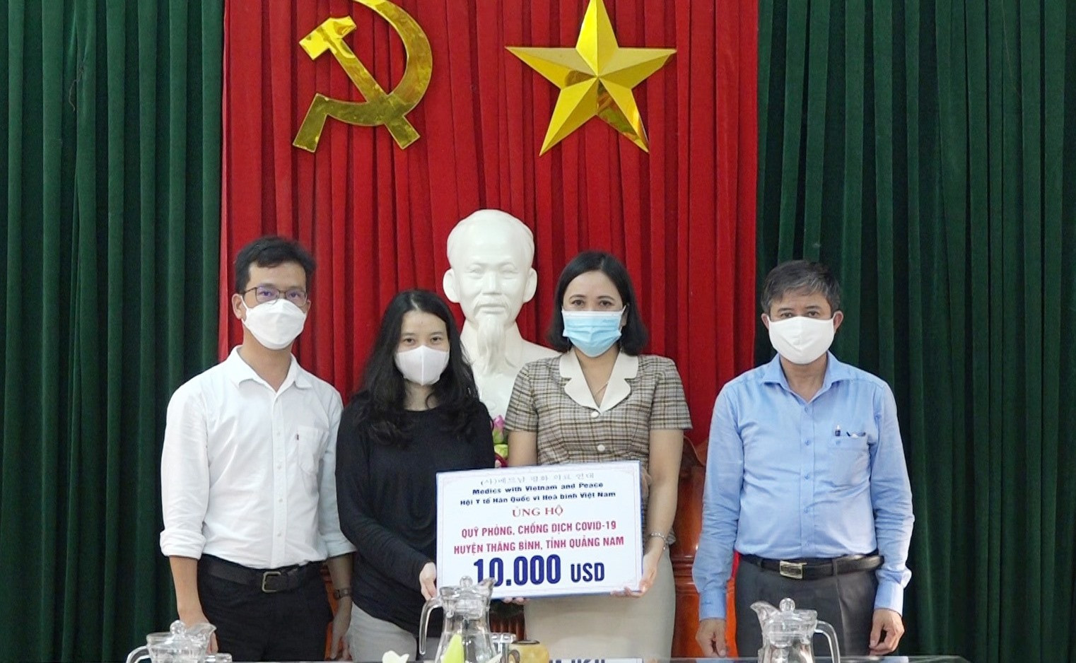 Bà Phan Thị Nhi – Chủ tịch Ủy ban MTTQ Việt Nam huyện Thăng Bình (bên phải) tiếp nhận ủng hộ. Ảnh: MINH TÂN