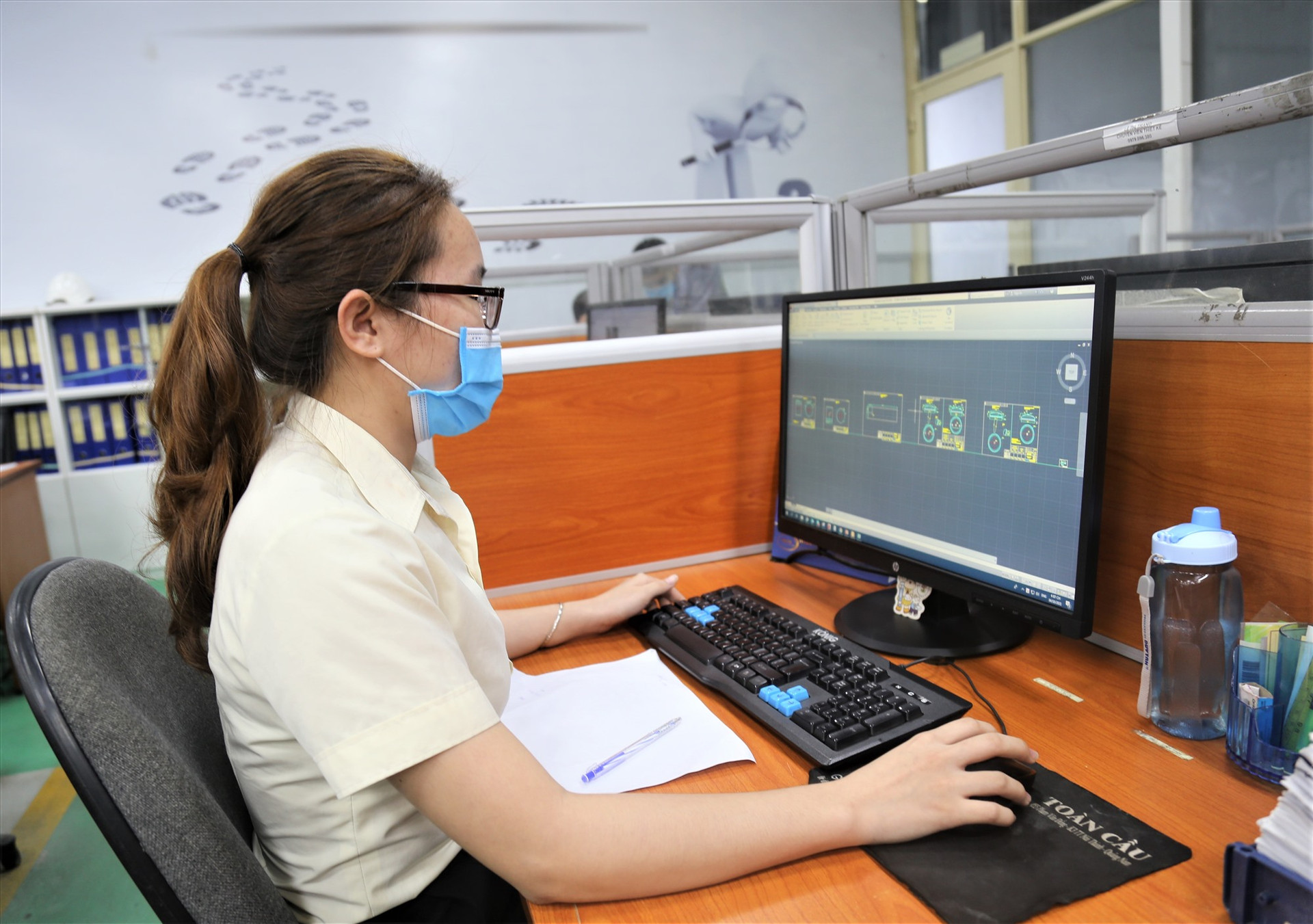 Kỹ sư Lê Thị Trang đang thiết kế 2D sản phẩm bình khí nén.