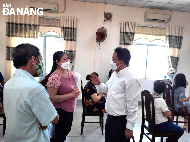 Chủ tịch UBND quận hải Châu Lê Tự Gia Thạnh trao đổi, lắng nghe tâm tư của người dân tại buổi gặp mặt. Ảnh: HÀN NGUYÊN