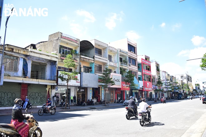Dãy mặt tiền đường Lê Duẩn nằm trong dự án hiện đang được các hộ thuê lại mặt bằng để kinh doanh. Ảnh: HÀN NGUYÊN