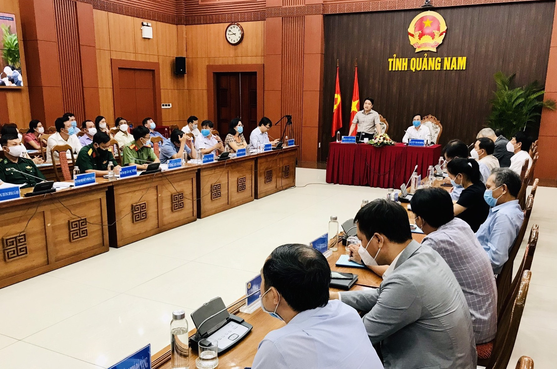 Phó Chủ tịch UBND tỉnh Trần Văn Tân chủ trì hội nghị ở điểm cầu Quảng Nam. Ảnh: Q.T