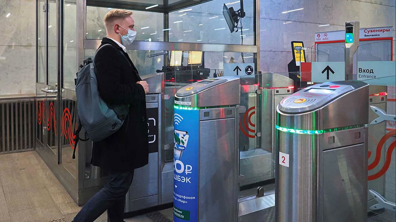 Khách hàng sử dụng hệ thống thanh toán bằng nhận dạng khuôn mặt để đi tàu điện ngầm tại Moscow, Nga. Ảnh: mosmetro.ru