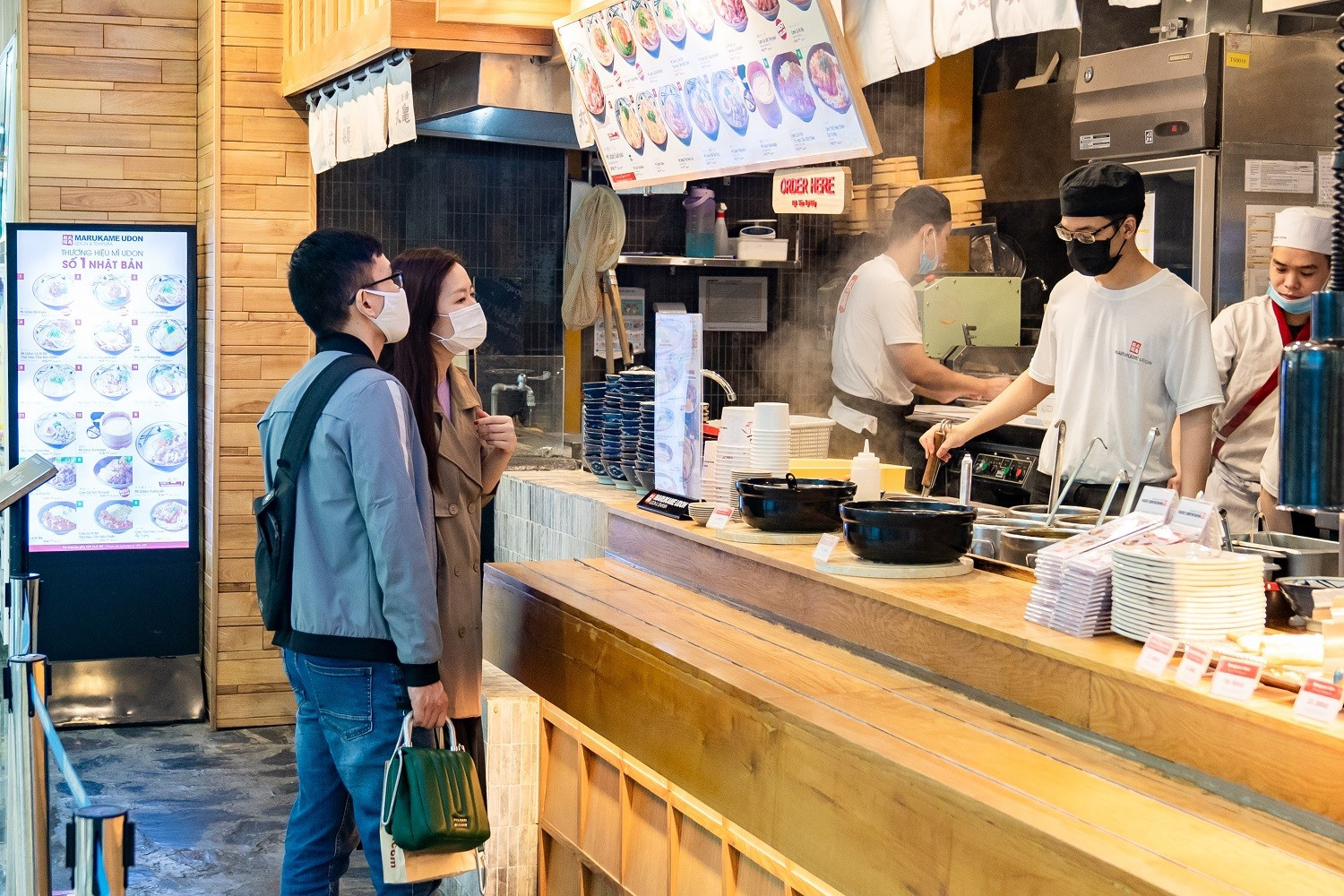 Marukame Udon được mong chờ khi thực khách được chọn vị ramen và món phụ ngay tại quầy; tất cả khách hàng đều xếp hàng giãn cách nghiêm túc theo đúng quy định. Marukame Udon cũng tung ngay các set e-voucher với ưu đãi lên tới 20% trong dịp 20.10