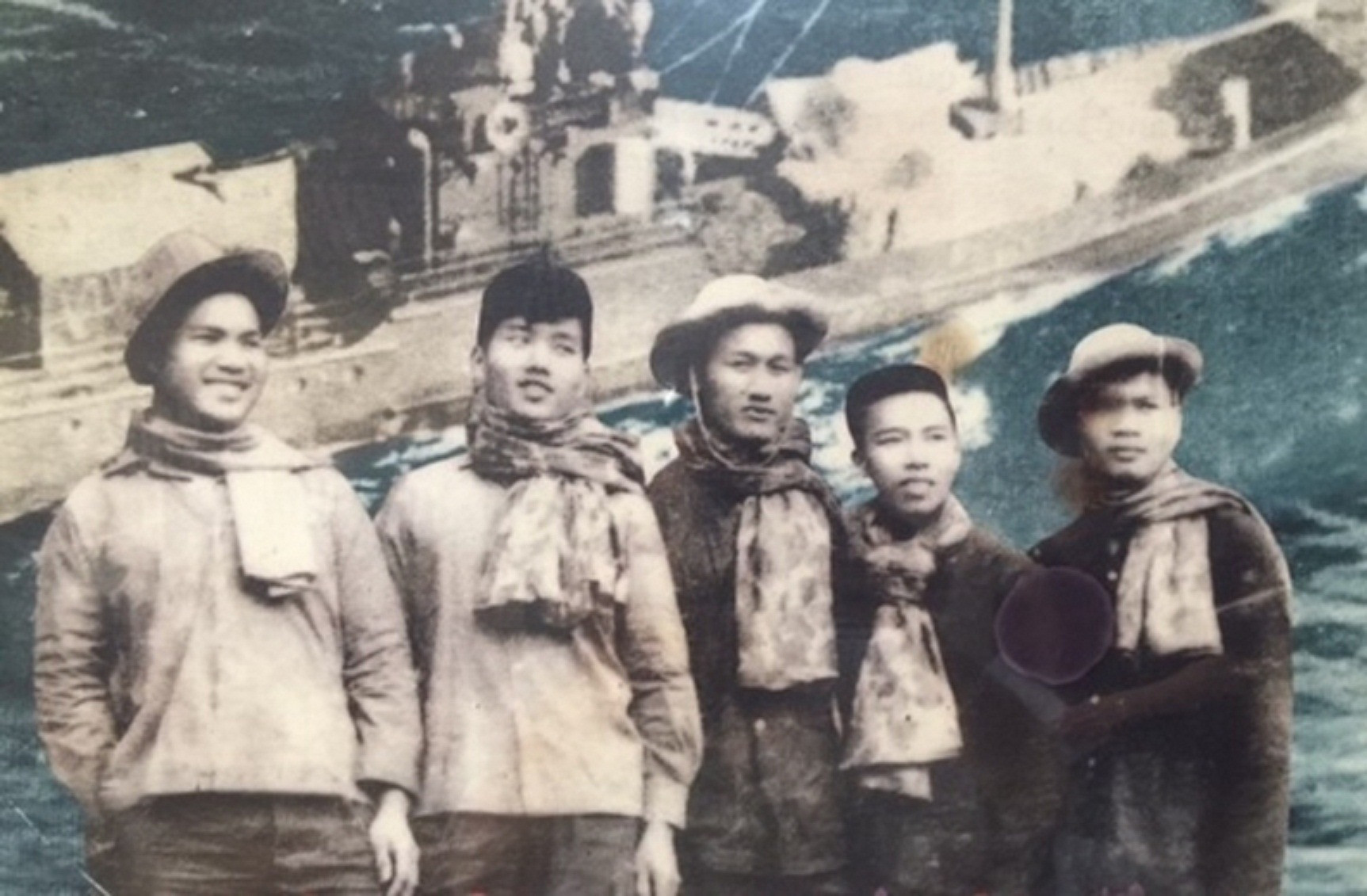 Các thủy thủ còn sống sót của tàu C235 (từ trái sang) Nguyễn Văn Phong, Lê Duy Mai, Vũ Long An, Lâm Quang Tuyến, Hà Minh Thật. Ảnh tư liệu