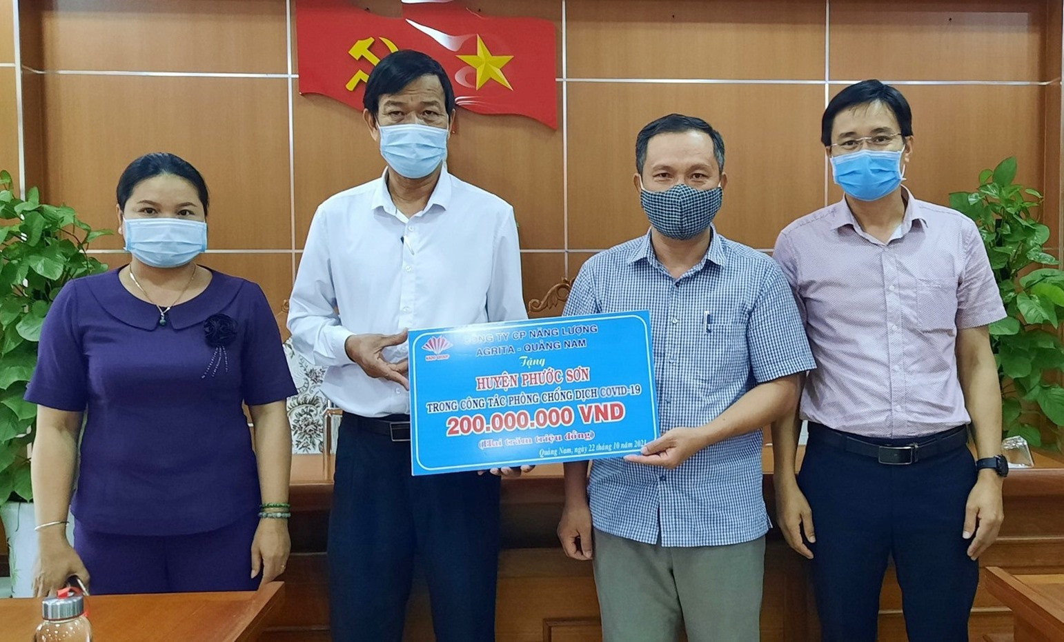 Số tiền 200 triệu đồng được trao tặng ủng hộ cho 3 xã vùng cao đang có dịch và góp vào quỹ phòng chống dịch của huyện Phước Sơn. Ảnh: Q.K