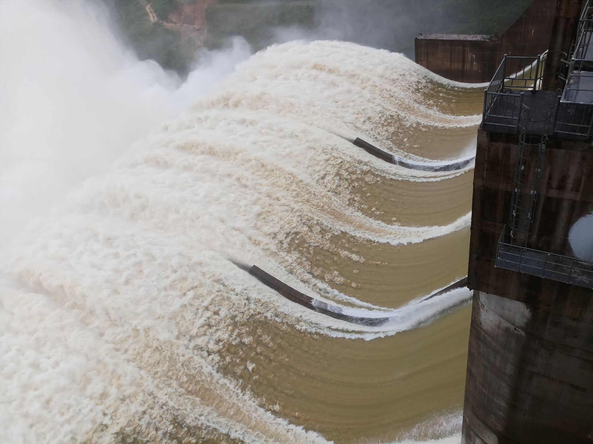 Thủy điện Sông Tranh 2 tiếp tục được điều tiết xả lũ, lưu lượng 350 - 2000m3/s.