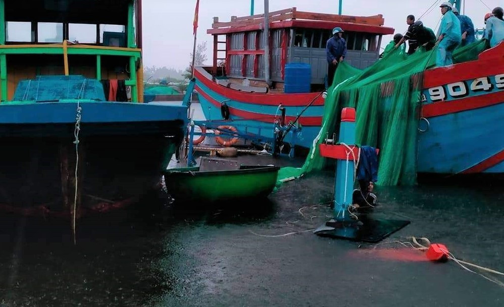 Ngư dân tìm cách trục vớt ngư lưới cụ trên tàu cá bị chìm.