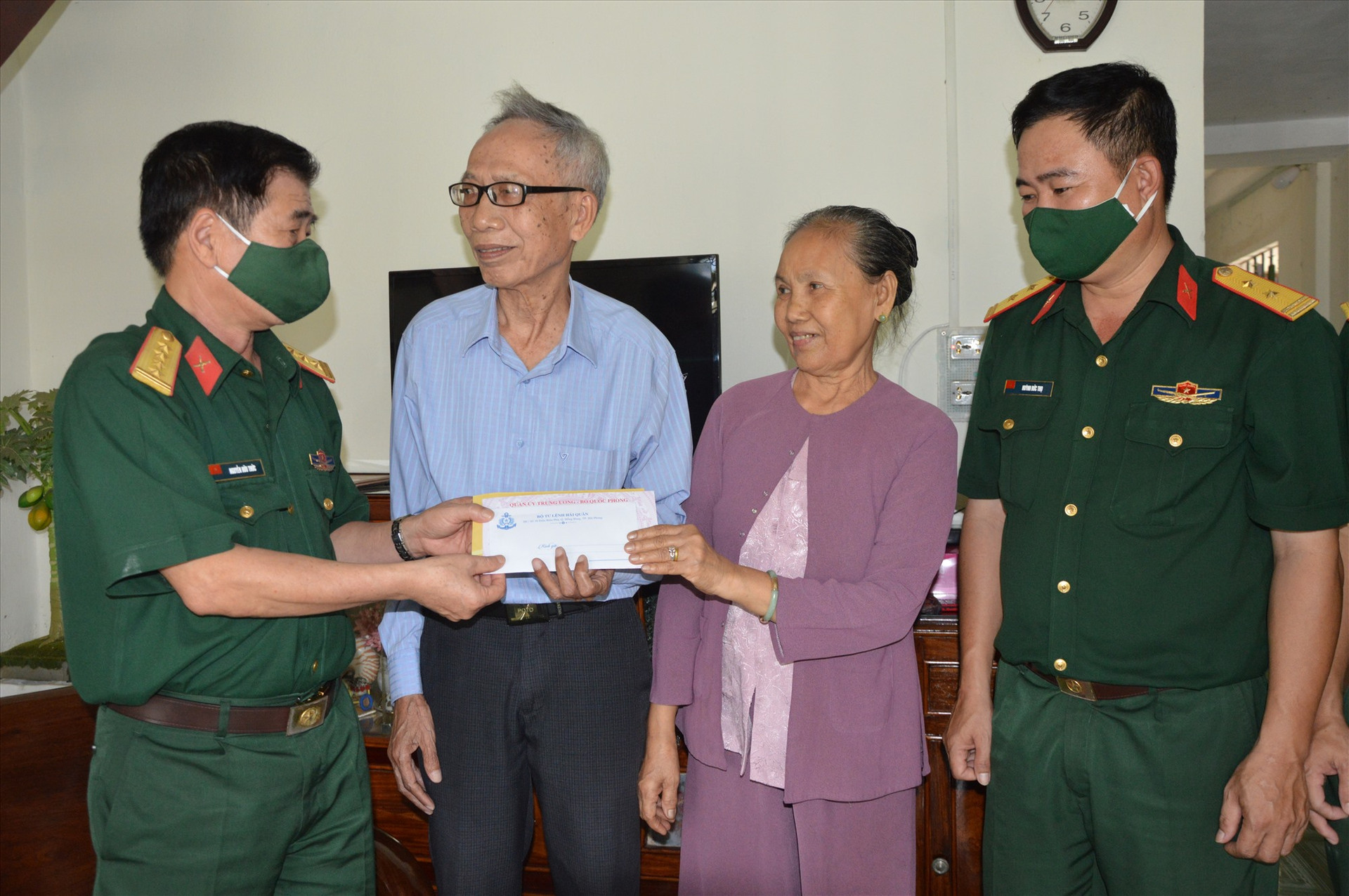 Tặng quà cho thân nhân liệt sĩ đoàn tàu không số tại xã Tam Quang, huyện Núi Thành.