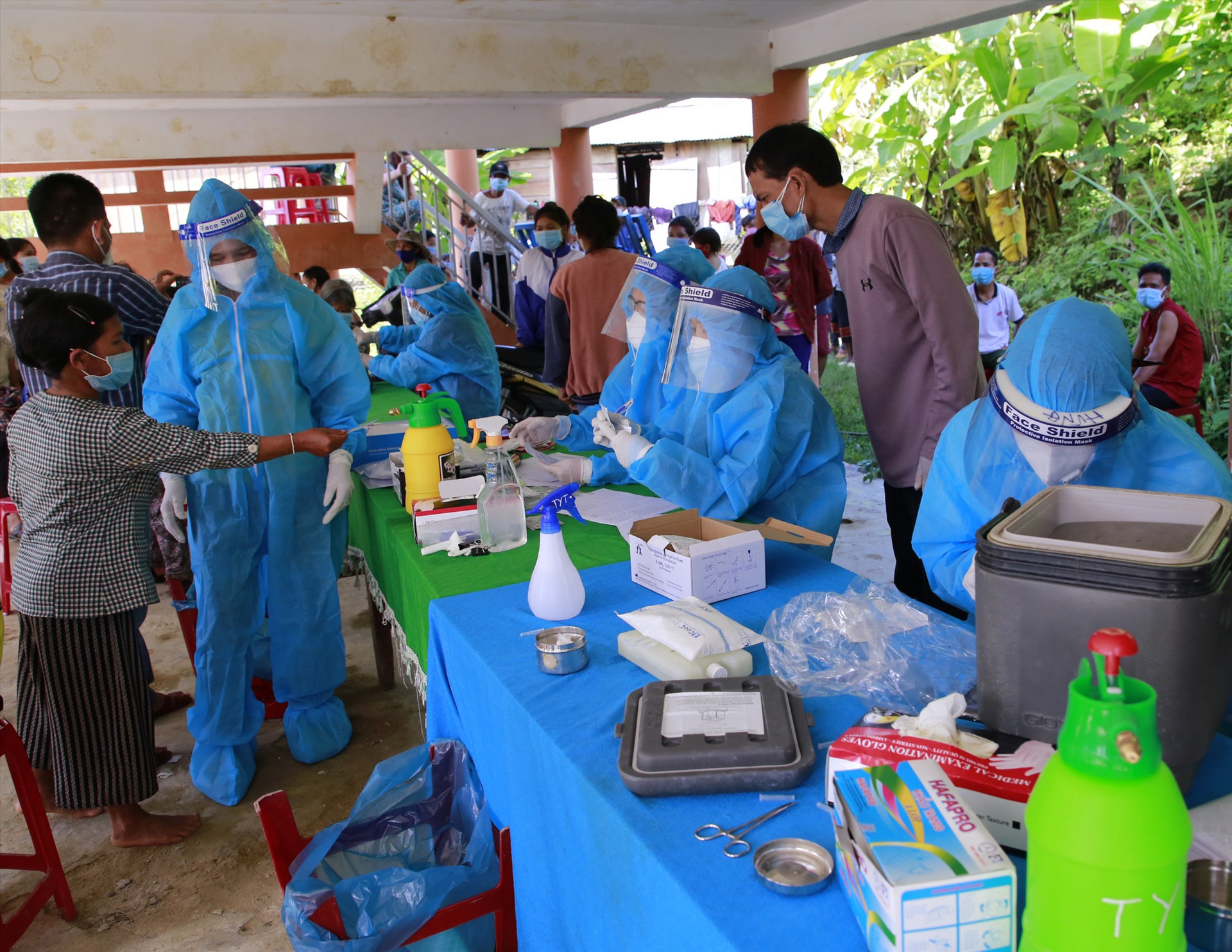 Ngành Y tế đã tiến hành tiêm vắc xin và lấy mẫu diện rộng tại các xã lân cận ổ dịch Phước Chánh. Ảnh: H.C