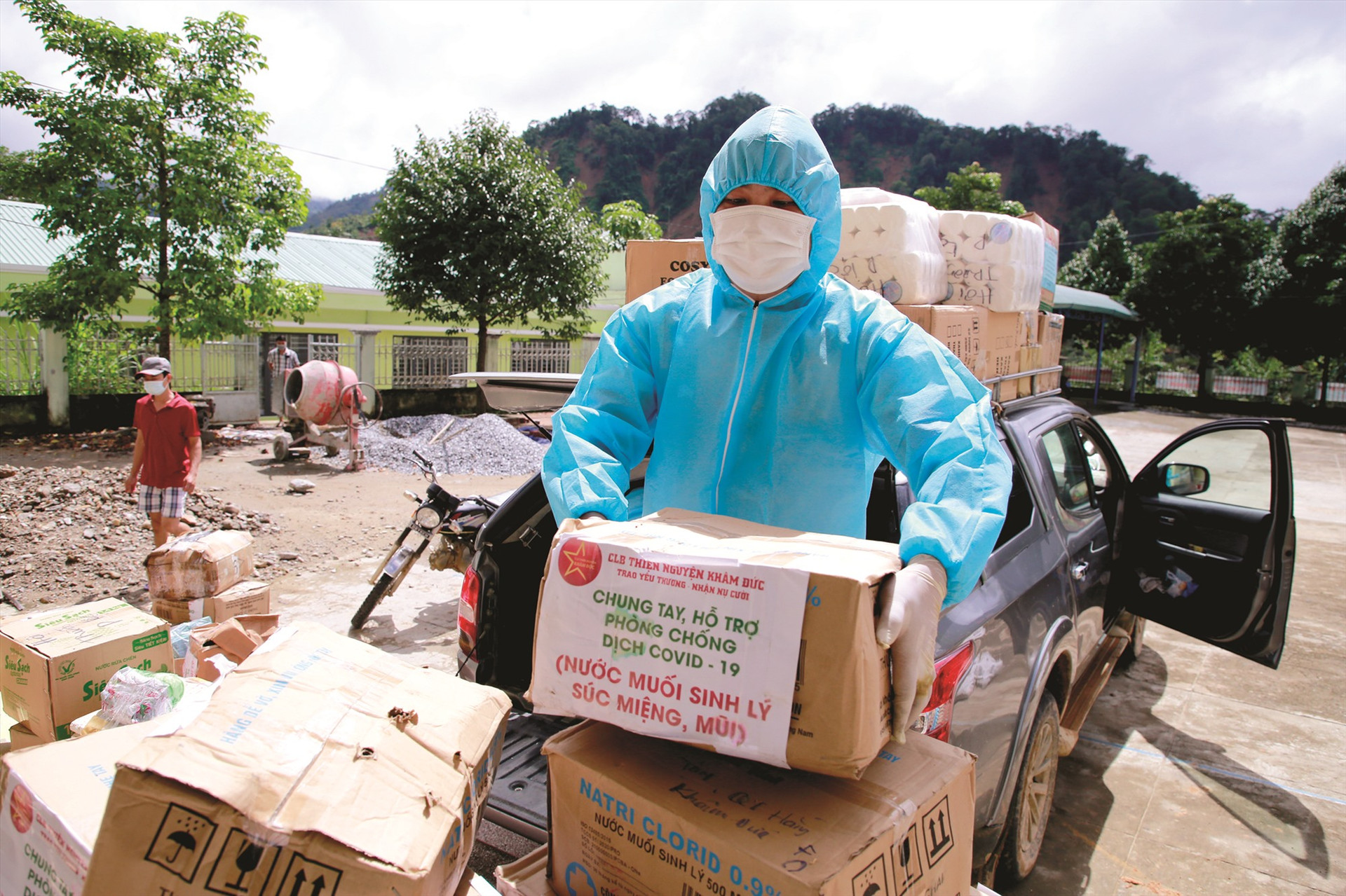 Việc hỗ trợ lương thực cũng như trang thiết bị ở khu CLTT được huyện Phước Sơn kêu gọi các nhà hảo tâm góp sức. Ảnh: H.C