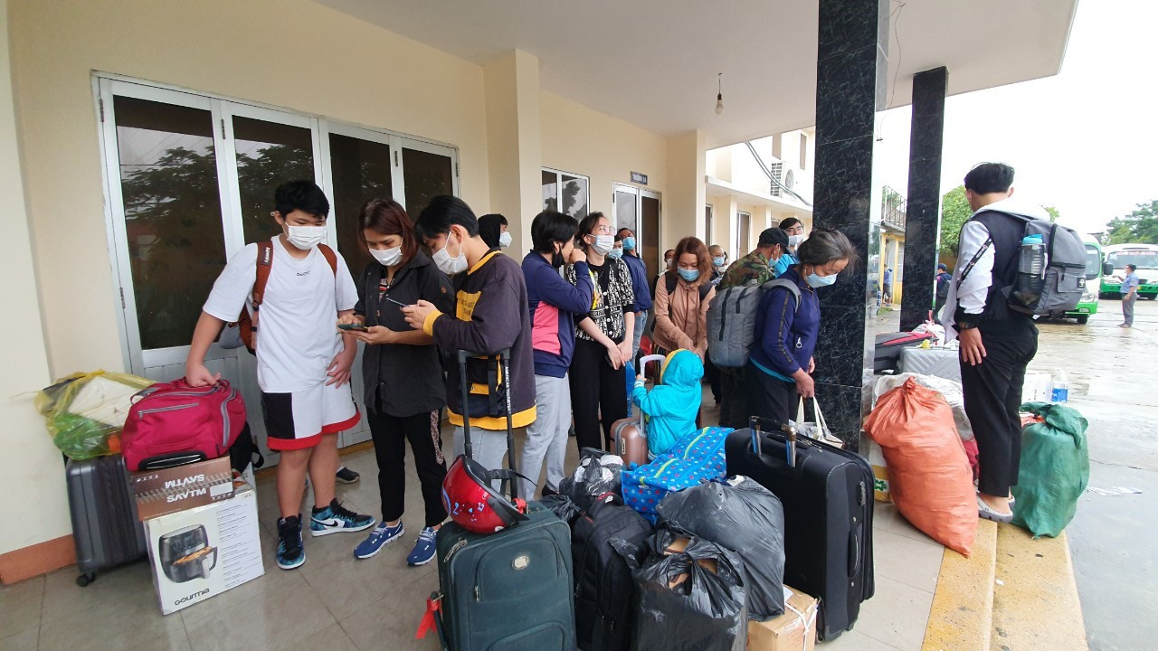 Có 251 hành khách phải xuống ga Tam Kỳ để trung chuyển vào ga Quảng Ngãi theo đường cao tốc. Ảnh: T.C