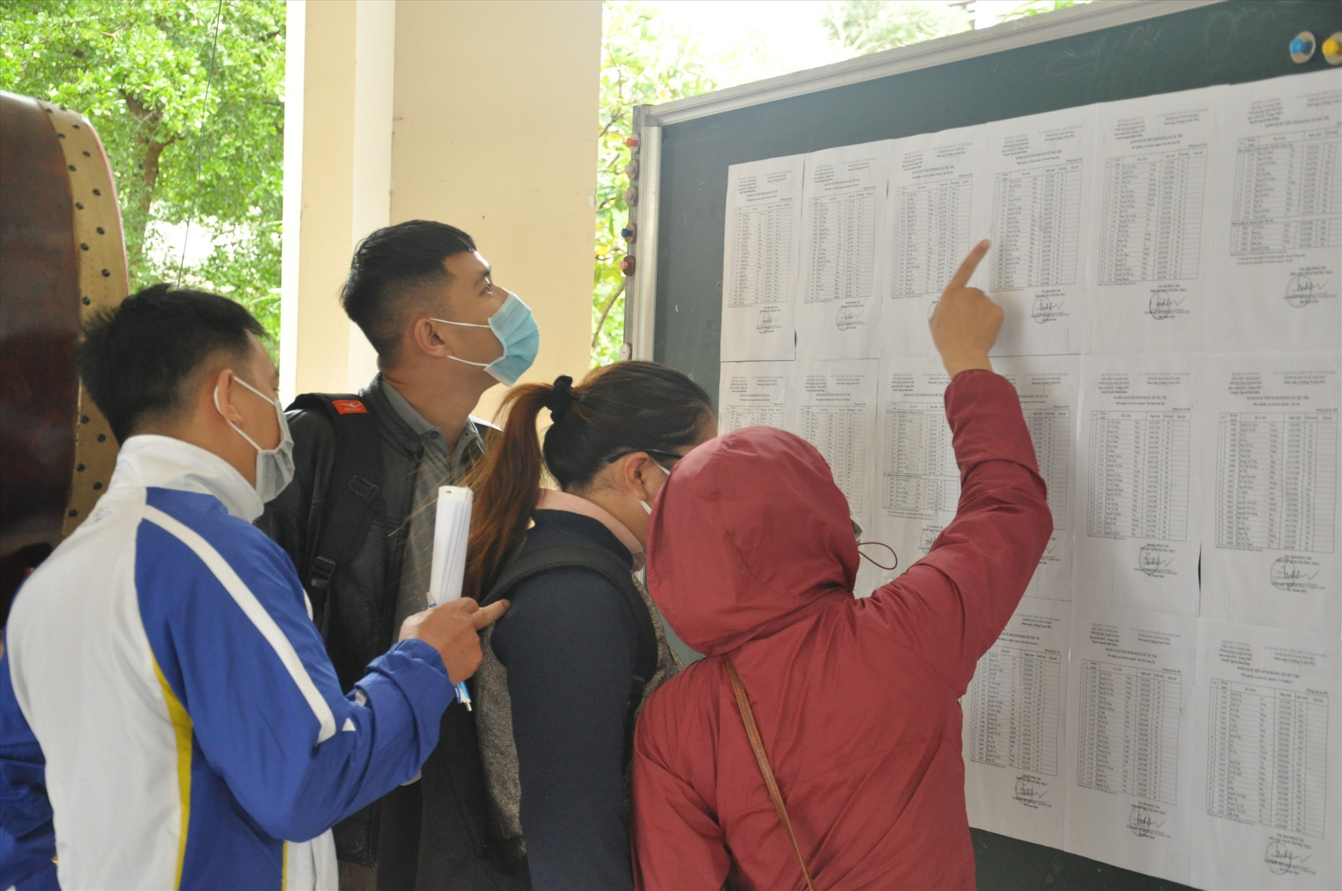 Thí sinh xem số bao danh, phòng thi tại điểm thi Trường THPT chuyên Nguyễn Bỉnh Khiêm. Ảnh: X.PHÚ