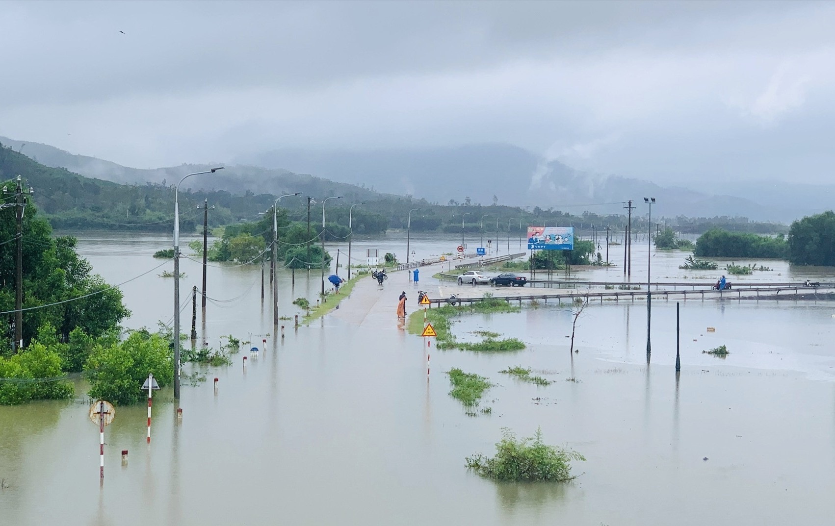 Hầu hết các tuyến giao thông ở Nông Sơn bị ngập sâu trong nước. Ảnh MINH THÔNG