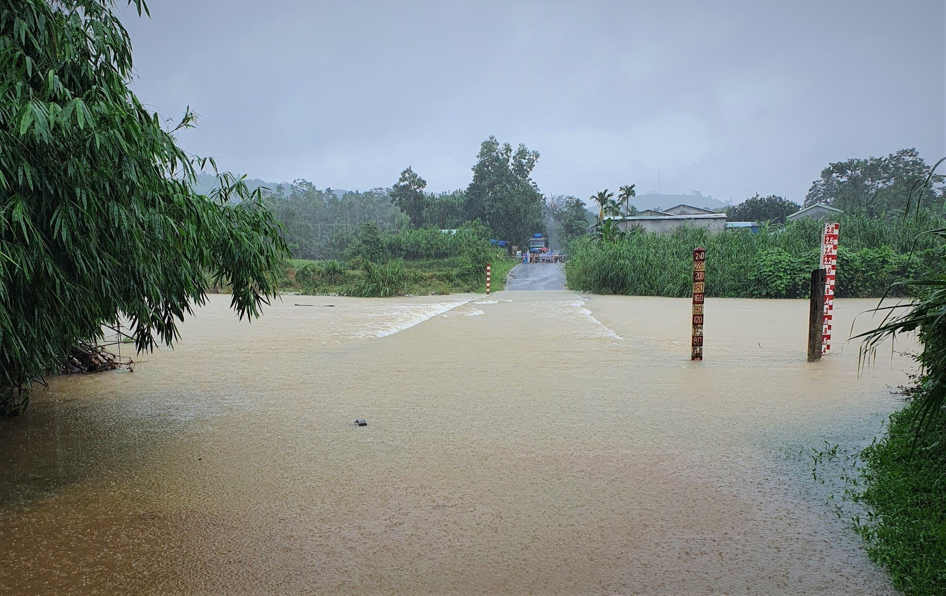 Nhiều người và phương tiện mắc kẹt do nước lũ tại khu Long Sơn, xã Trà Sơn giữa ngầm sông Trường và ngầm sông Nước Oa.