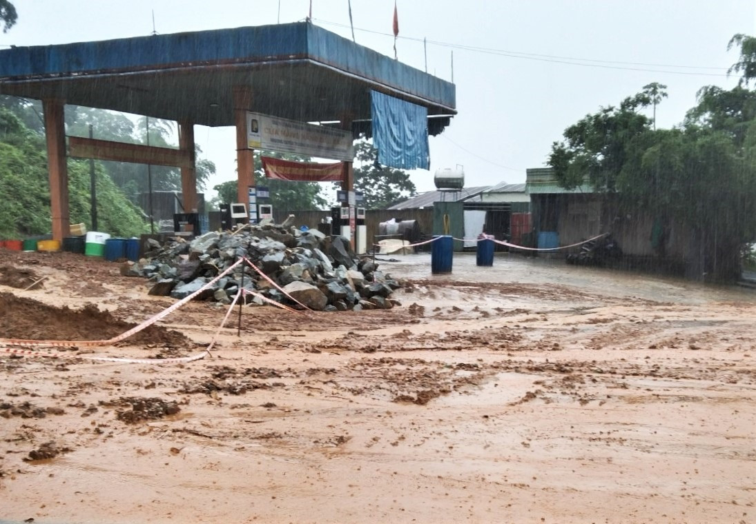 Cây xăng tại xã Trà Mai đã tạm nghỉ bán để phòng tránh lụt bão. Ảnh: Đ.N