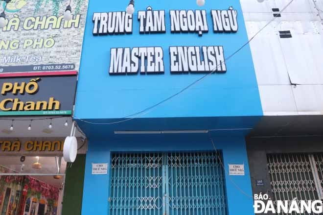 Cơ sở của Trung tâm Anh ngữ SAS trên đường Nguyễn Văn Linh đóng cửa và đăng bảng cho thuê nhà. Ảnh: NGỌC HÀ.