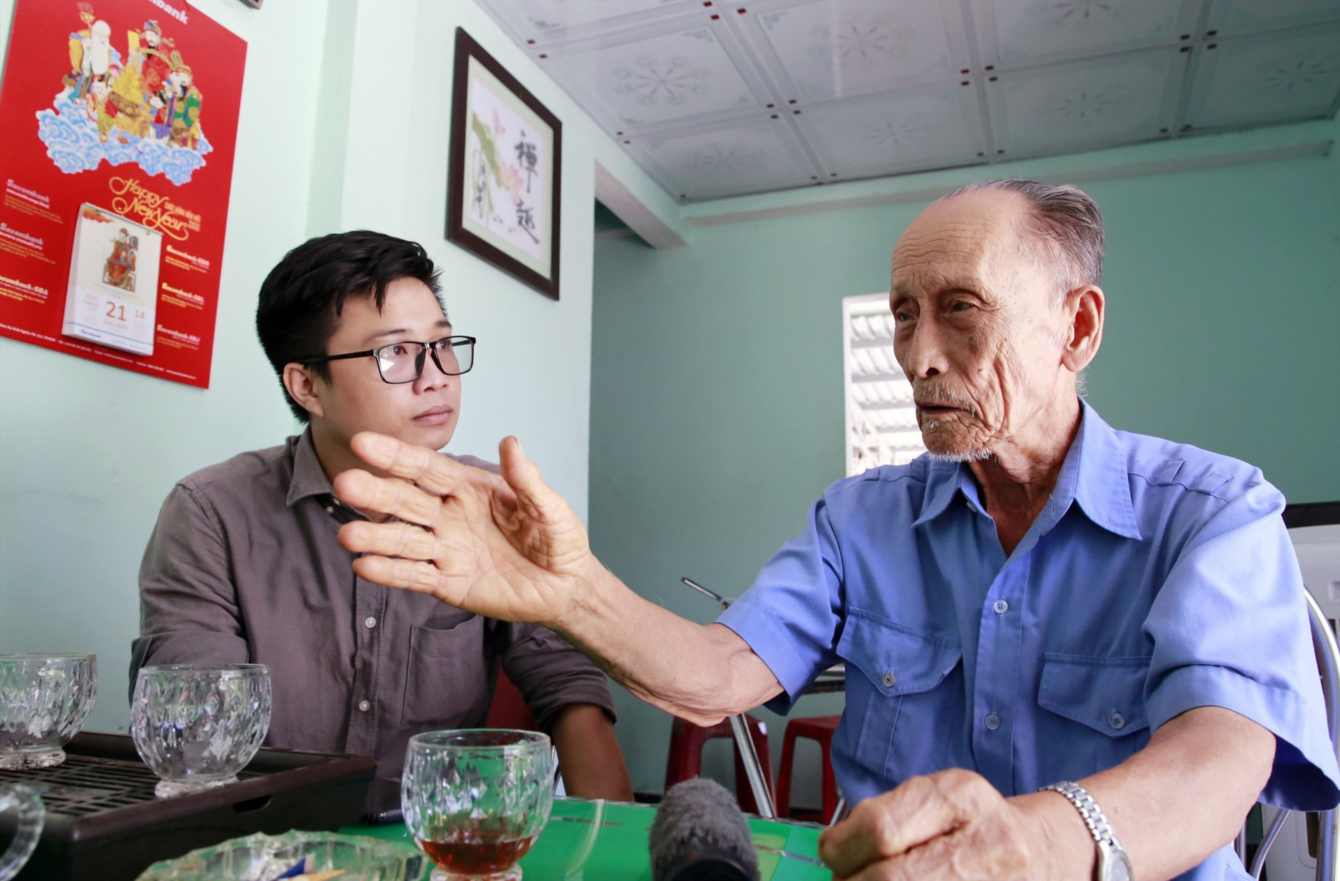 Ông Hồ Văn Lang chia sẻ quá trình hoạt động cách mạng của mình. Ảnh: T.C